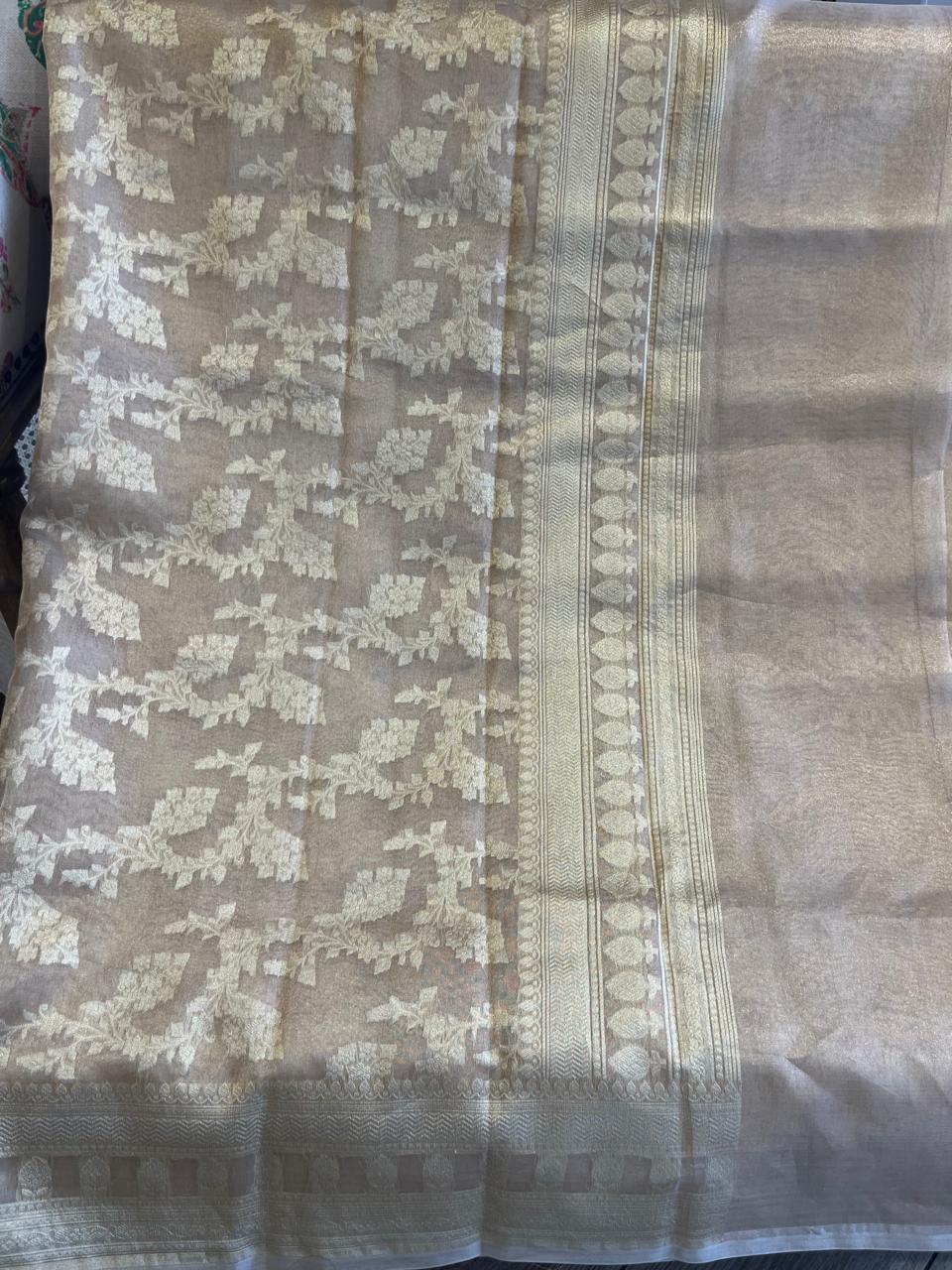 Mihika: Golden Jangla Tissue Banarasi