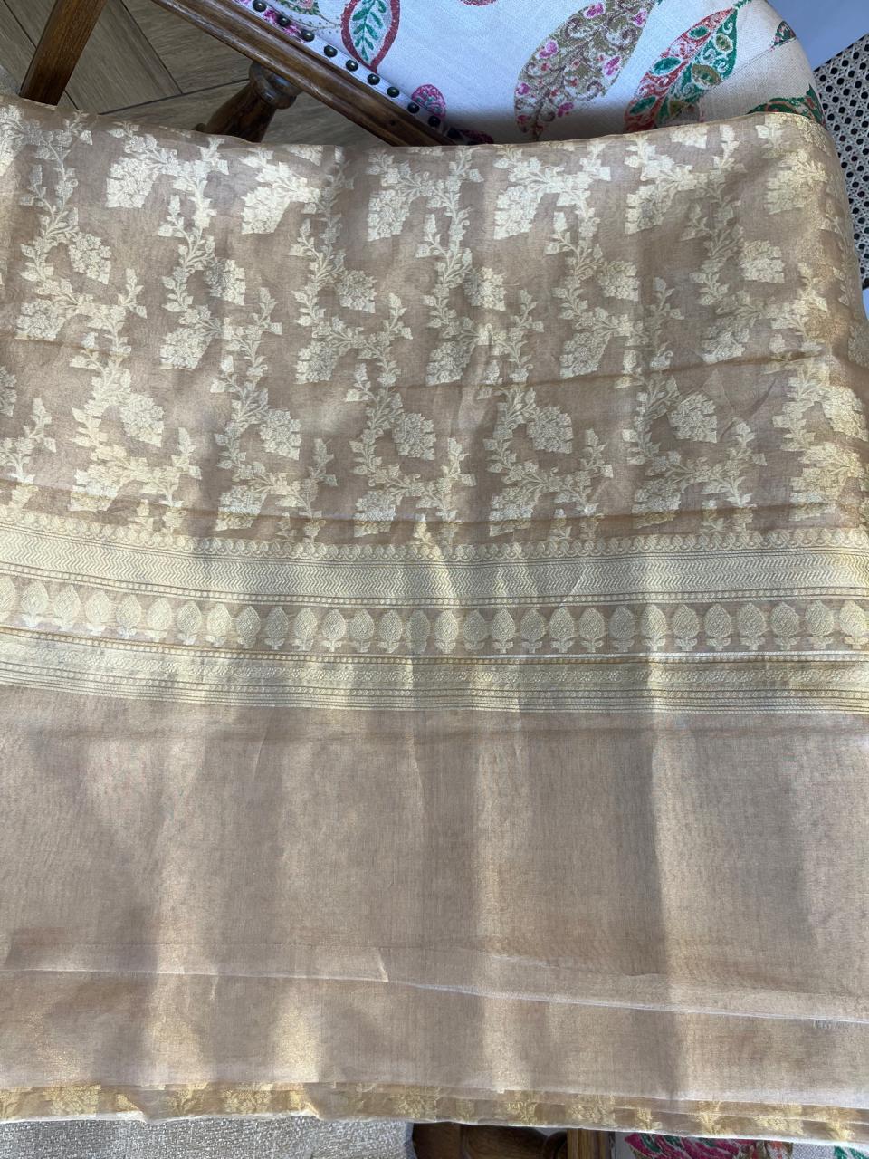 Mihika: Golden Jangla Tissue Banarasi