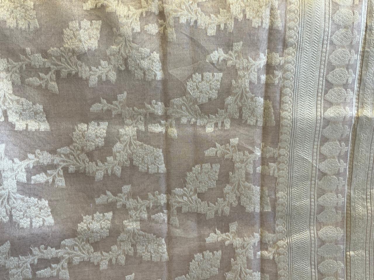 Mihika: Golden Jangla Tissue Banarasi