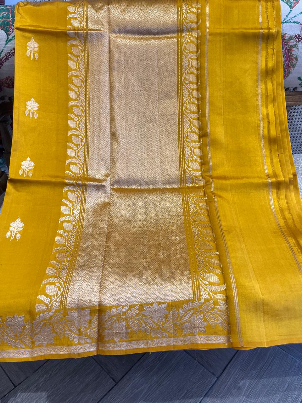 Kesari: Lightweight Kadhuwa Benarasi