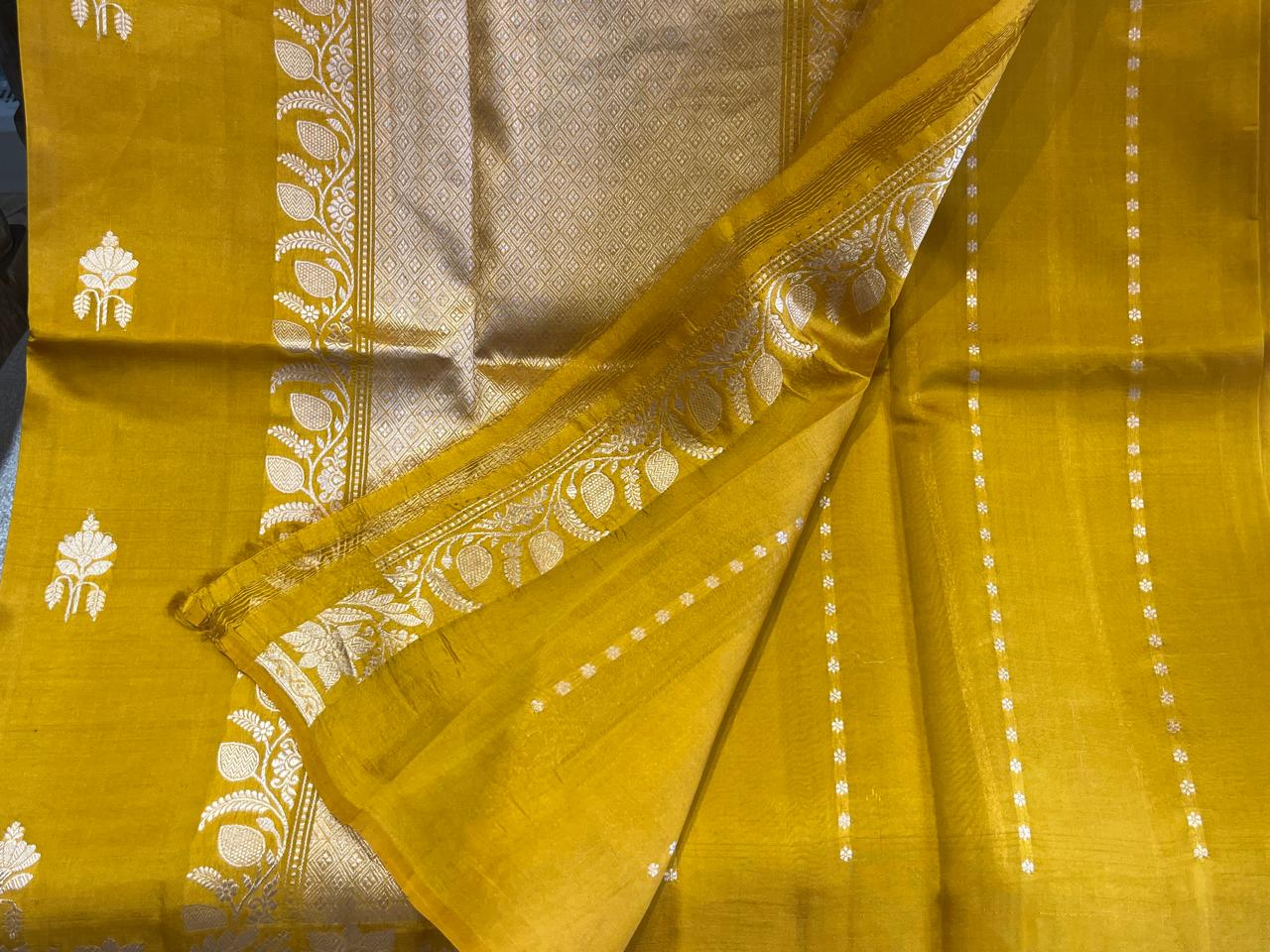 Kesari: Lightweight Kadhuwa Benarasi