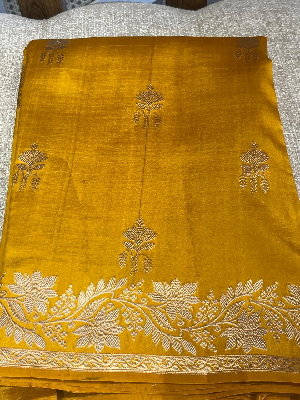 Kesari: Lightweight Kadhuwa Benarasi