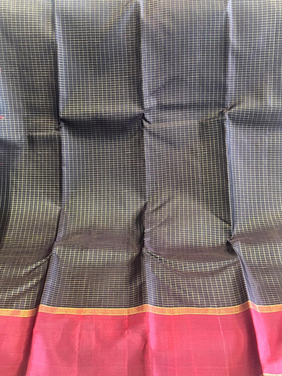 Kajal: Jet Black Kattam Kanjeevaram, Korvai Border